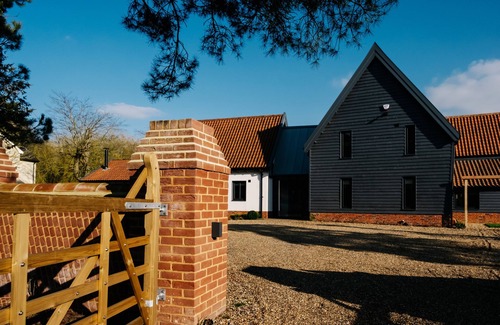 Eye House | Large Farm Barn in Suffolk Countryside w/Games Room