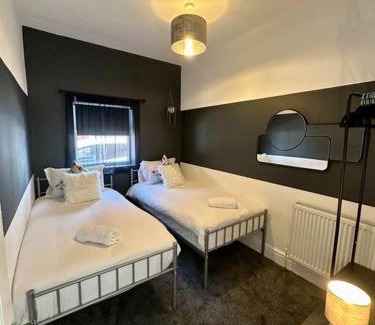 Salford House | Large five bedroom home with parking, sleeps 11!