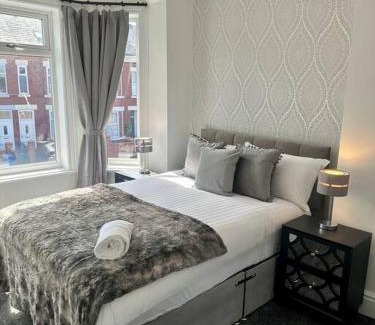 Salford House | Large five bedroom home with parking, sleeps 11!