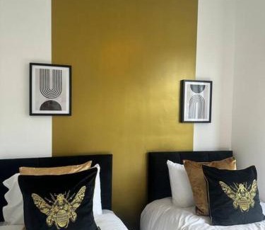 Salford House | Large five bedroom home with parking, sleeps 11!