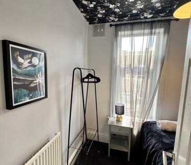 Salford House | Large five bedroom home with parking, sleeps 11!