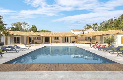 Saint-Georges-des-Coteaux Villa | Large villa with pool in Charente-Maritime