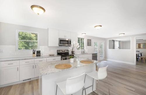 Charlotte House | Large Group Paradise - Blocks From UNCC