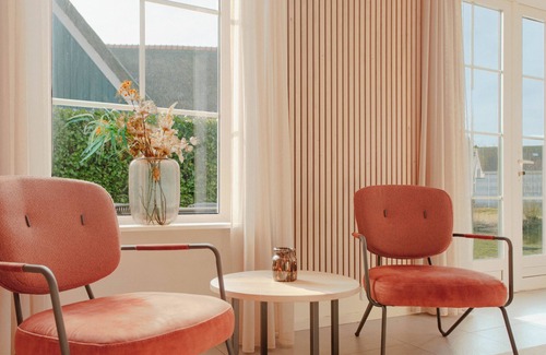 Makkum Cabin | Large group villa with a sauna, a whirlpool, and five bedrooms at the luxurious Beach Resort Makkum by the IJsselmeer.