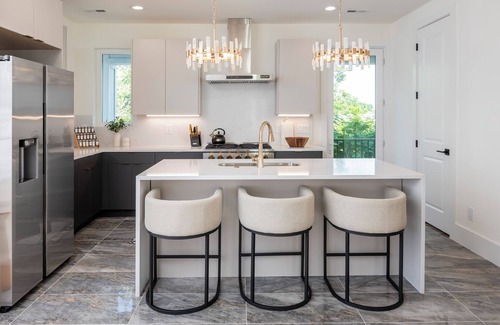 Katie Hill Neighborhood House | Large Groups - Rooftop Pools - Sleeps 24