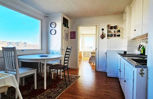 Skaerhamn House | Large House with Two Apartments in Central Skärhamn | SE09100
