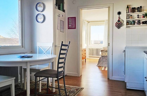 Skaerhamn House | Large House with Two Apartments in Central Skärhamn | SE09100