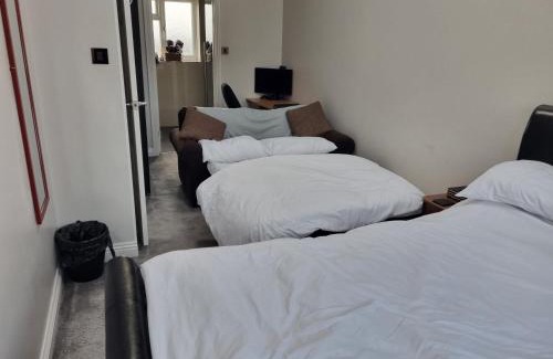Hanham House | Large Kingsize ensuite in Kingswood, Bristol, BS15