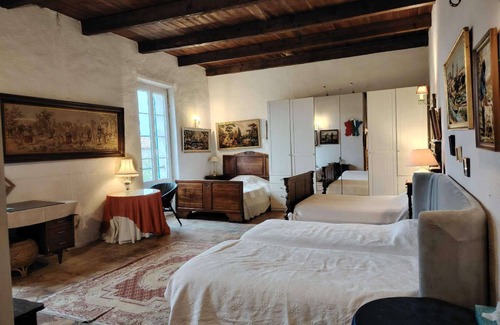 Salleles-d'Aude Hotel | Large Les Volets Bleus 45M2 studio with kitchenette along the canal