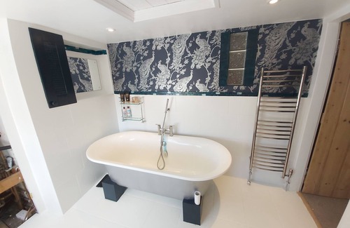 Compton Dundon Cottage | Large Luxury 5* House, with hot tub, 2 mins 2 pub, BBQ, Badminton, Splash Pool.