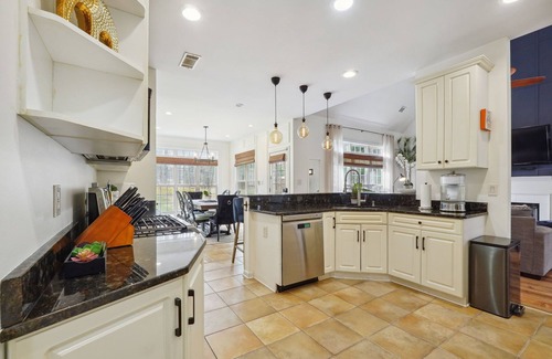 Tyrone House | Large Modern 4 Bdrm Home w/fenced Yard, Near Peachtree City, & Pet-Friendly!