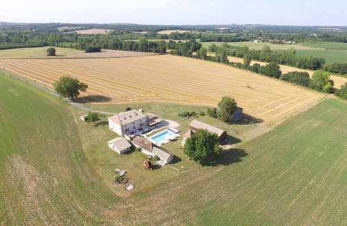 Castillonnes Villa | Large renovated air-conditioned gîte in the countryside with heated swimming pool 6 bdrms 15p