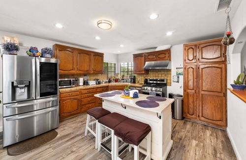 Lincoln Acres House | Large space 4 large groups, families, intimate celebrations, retreats & reunion.