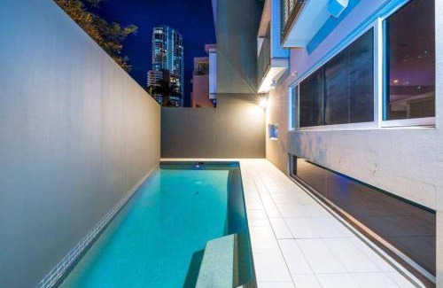 Surfers Paradise House | Large Spacious 4BR4B Surfers Villa with Pool 1