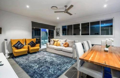 Surfers Paradise House | Large Spacious 4BR4B Surfers Villa with Pool 1