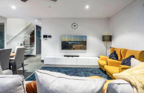 Surfers Paradise House | Large Spacious 4BR4B Surfers Villa with Pool 1