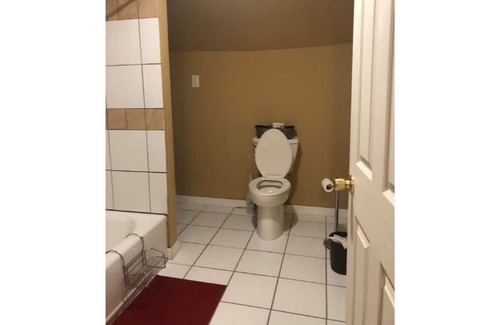 New Castle Apartment | Large Studio Space For Girls Trip & Sleepovers