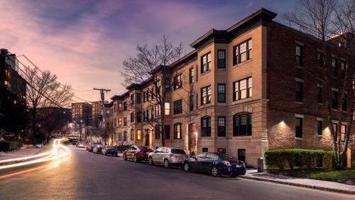 North Brookline Apartment | Large Studio w/Queen AND Sofa Bed.#38