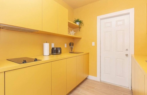 El Portal Apartment | Large Stylish Studio Apartment in El Portal 3