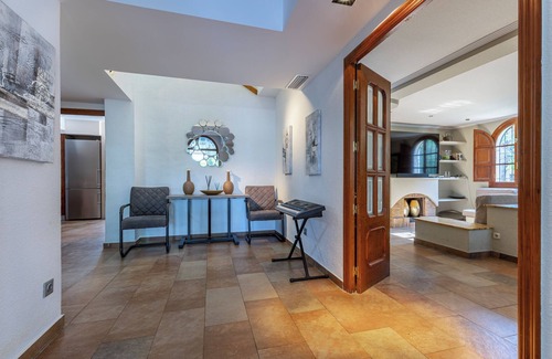 Elche Villa | Large villa with huge garden and swimming pool, perfect for groups and events