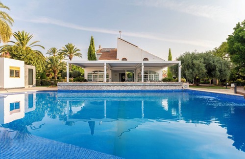 Elche Villa | Large villa with huge garden and swimming pool, perfect for groups and events