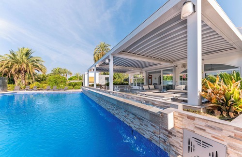 Elche Villa | Large villa with huge garden and swimming pool, perfect for groups and events