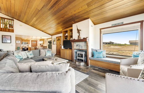 Fort Bragg House | Large waterfront home with deck & private cove - amazing panoramic views