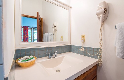 Antoneys Cay Hotel | Las Rocas Resort And Dive Center