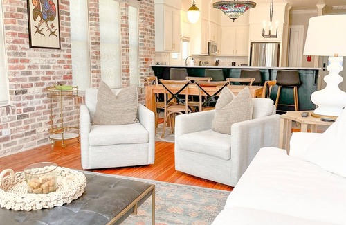 Laurel House | Laurel Top Property, Downtown Walkable, King Bed