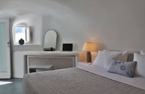 Oia Hotel | Lava Caves