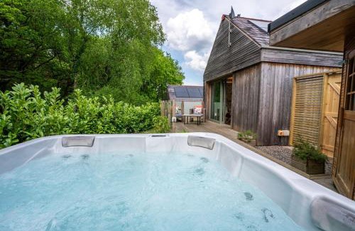 Ammanford Apartment | Lavender Lodge 1BR with Hot Tub and Sauna near Black Mountain