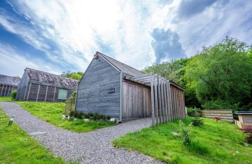 Ammanford Apartment | Lavender Lodge 1BR with Hot Tub and Sauna near Black Mountain