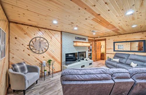 Broken Bow House | Lavish Broken Bow Home on 6 Acres with Hot Tub!