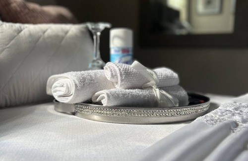 Castleberry Hill Apartment | Lavish Cozy Hideout Near Mercedes Bens & State Farm Arena Downtown ATL