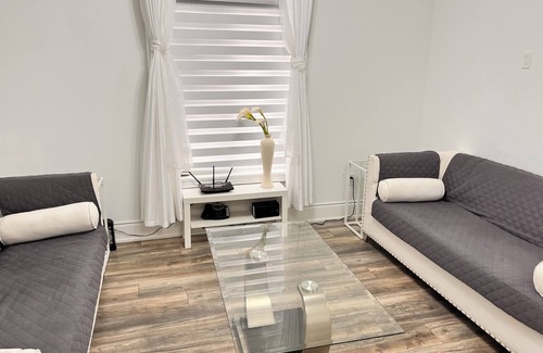 Thorold House | Lavishly furnished duplex. 4 bedrooms, 4 washrooms, accommodates up to 10 people