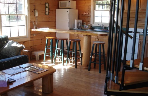 Lexington Cabin | Lazy Acres Log Cabins on a beautiful farm 5m from downtown Lexington. VMI W&L 5m