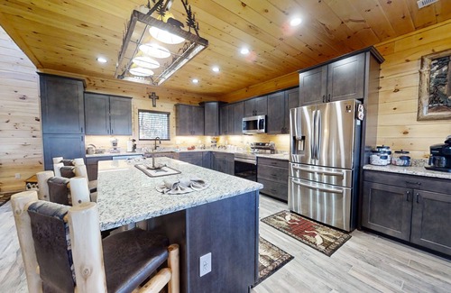 Walland Cabin | Lazy Bear Lodge: Free Attraction Tickets, Hot Tub & Theater Room