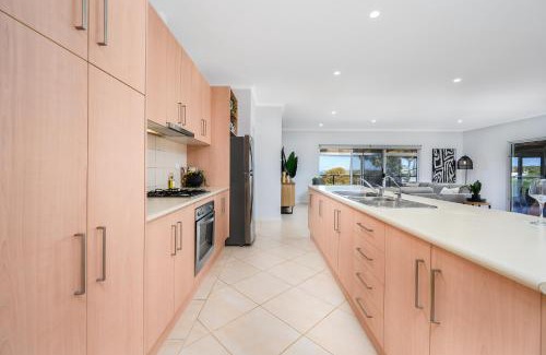 Dudley West House | Lazy Breeze Retreat 31 Beach Crescent, Baudin Beach