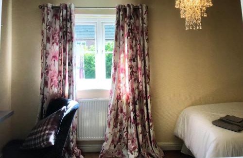 Oakham House | Lazy Nest - Sleeps 4 Parking Garden & Hammocks