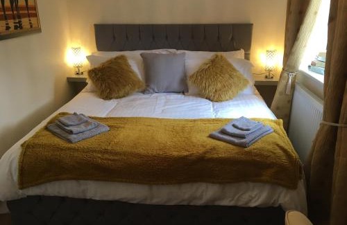 Oakham House | Lazy Nest - Sleeps 4 Parking Garden & Hammocks