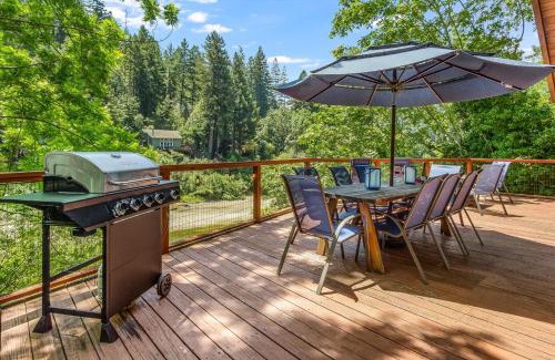 Guerneville House | Lazy River Lodge - Hot Tub On the River Kayaks