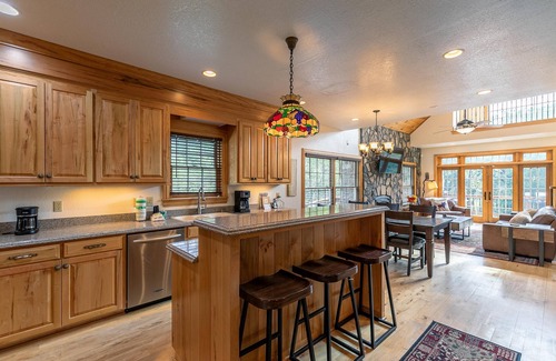 Crumpler House | Lazy River Lodge - Riverfront home with fire pit, hot tub!