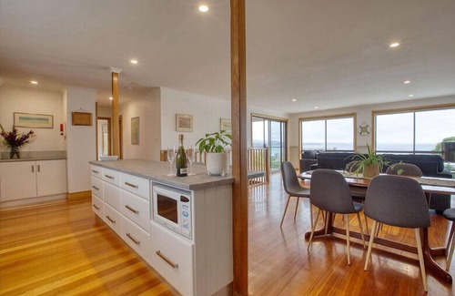 Binalong Bay House | Lazy Wave Beach House