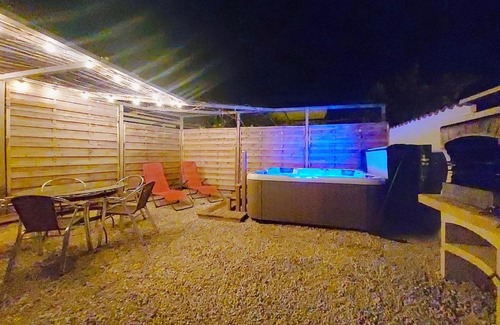 Thezan-les-Beziers House | Le 34 degrés sud - 2 chambres - jardinet et jacuzzi