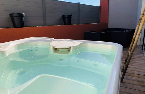 Flacey House | Le B house with jacuzzi