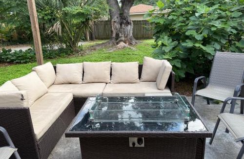 Old Aurora House | Le Belle - 4 Bdrm with Pool Table - Pet Friendly