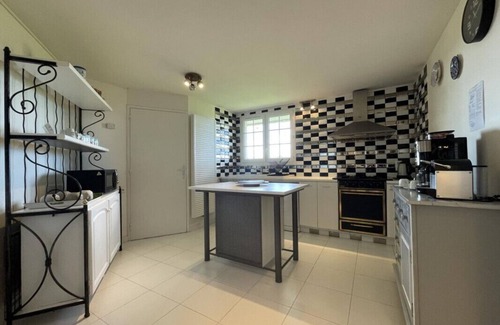 Estialescq Apartment | Le Belvue, a relaxing stay with a view of the Pyrenees mountain range