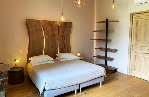 Saint-Jean-le-Comtal Bed & Breakfast | Le Château de Camille