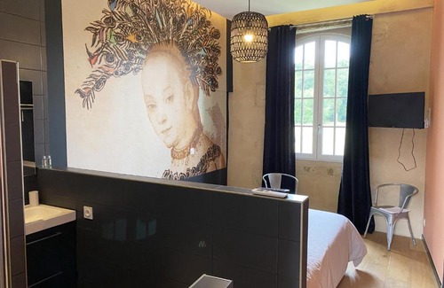 Saint-Jean-le-Comtal Bed & Breakfast | Le Château de Camille