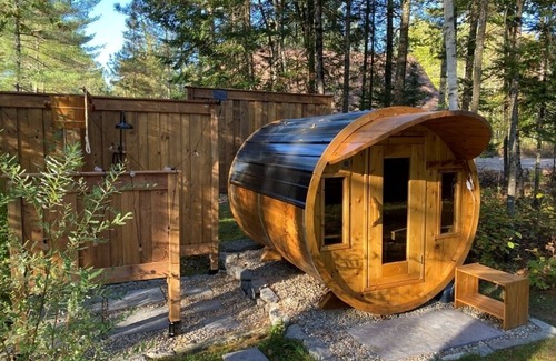 Mansfield-et-Pontefract Ski Chalet | Le Godendard - waterfront + sauna & wood fireplace